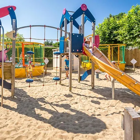 مكان تخييم Camping Sunissim Les Flots Bleus 4 Stars *